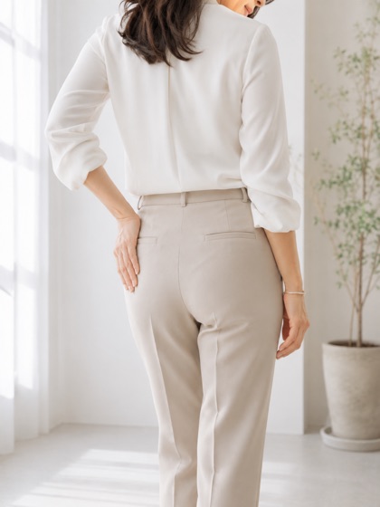 パンツ姿の後ろ姿