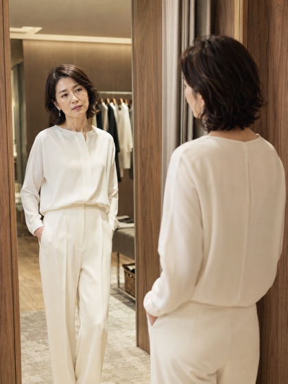 試着室の鏡を見る女性